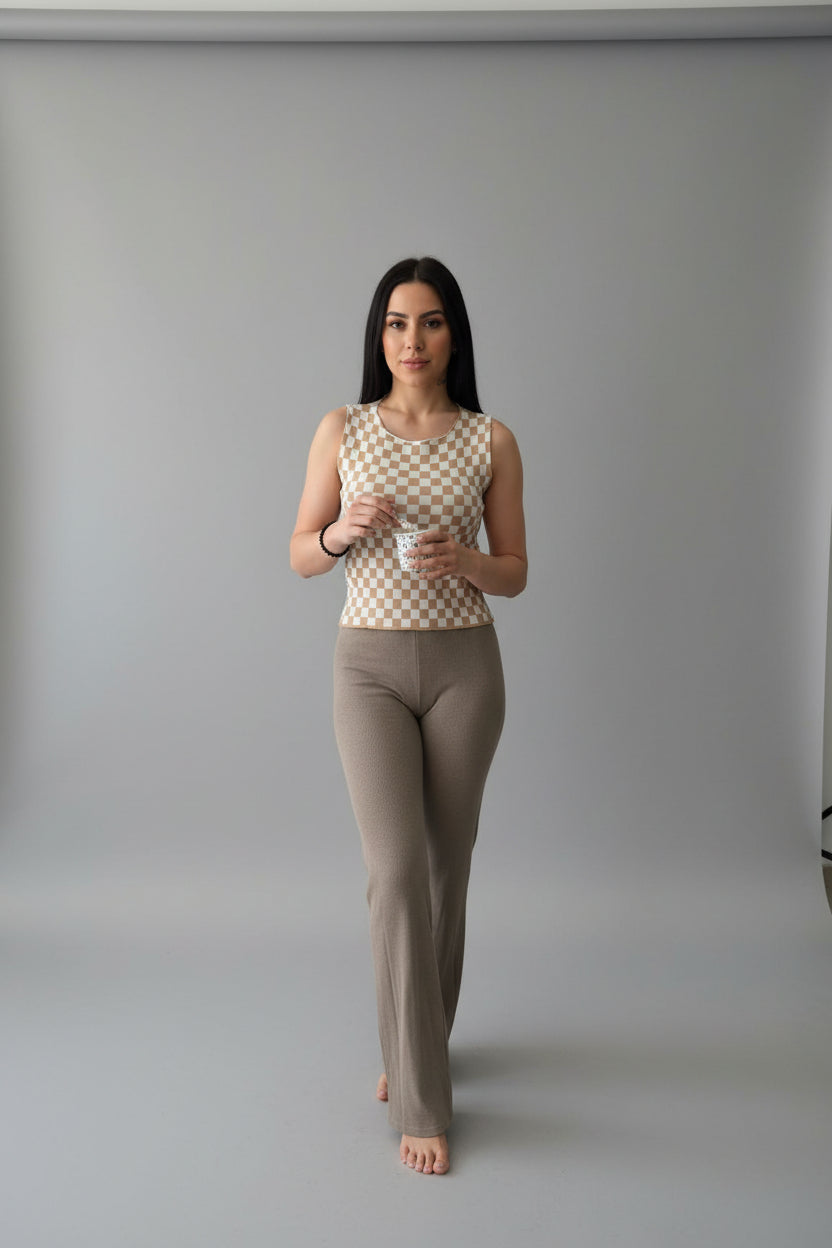 Bluzë pa mëngë me kuadrate bezhë & të bardha – stil veror elegant