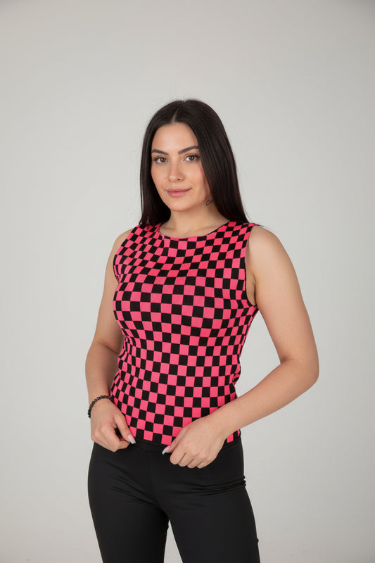 Bluzë pa mëngë me kuadrate rozë & të zeza – stil trendy dhe i guximshëm