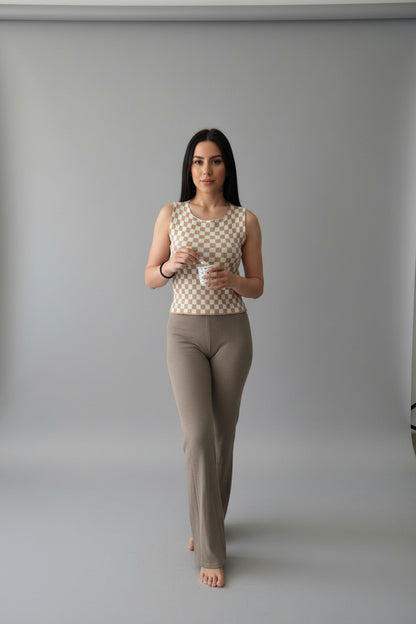 Bluzë pa mëngë me kuadrate bezhë & të bardha – stil veror elegant