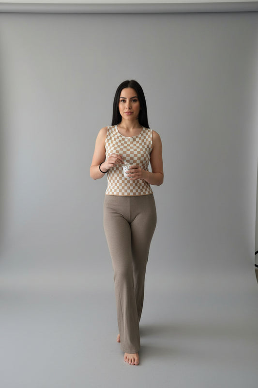 Bluzë pa mëngë me kuadrate bezhë & të bardha – stil veror elegant