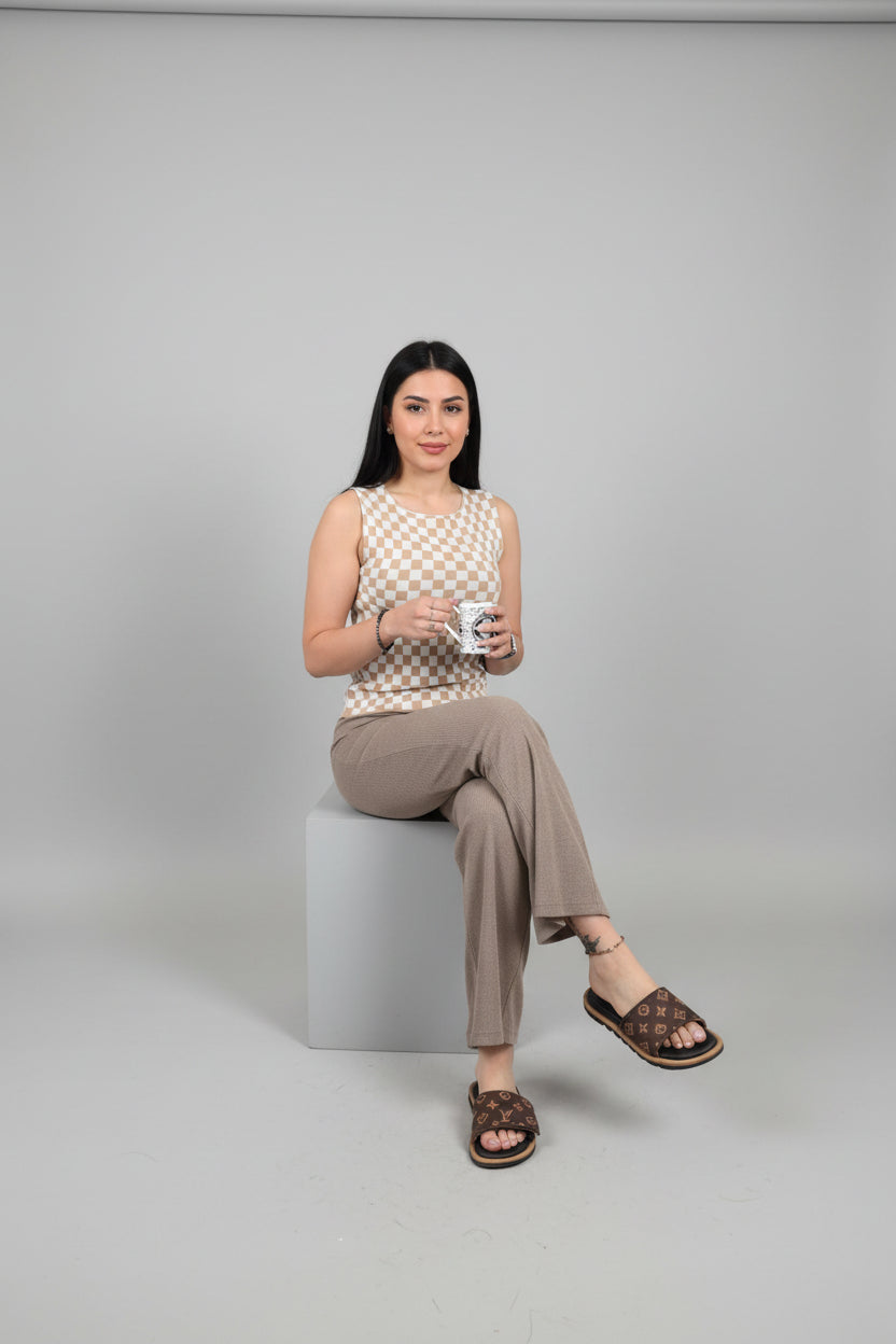Bluzë pa mëngë me kuadrate bezhë & të bardha – stil veror elegant