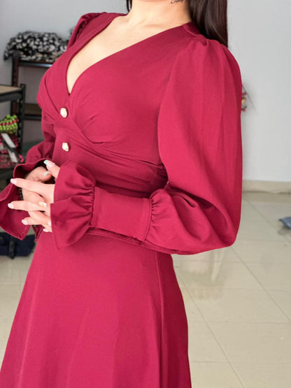 Fustan bordo i gjate mbi kyce