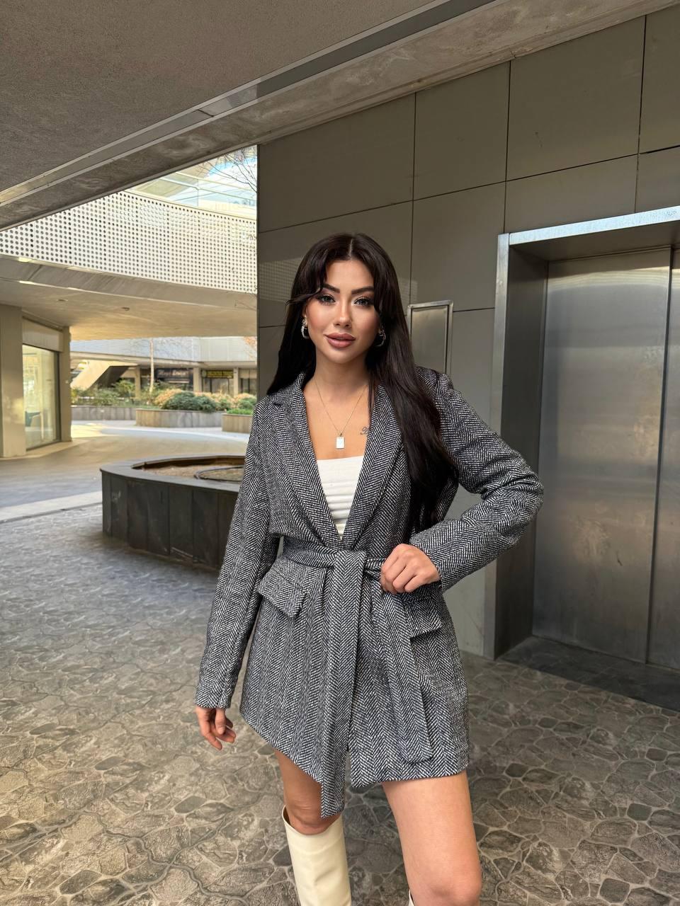 Blazer Elegant për Femra – Xhaketë/pallto e shkurter me Rrip | Stil Modern Chic